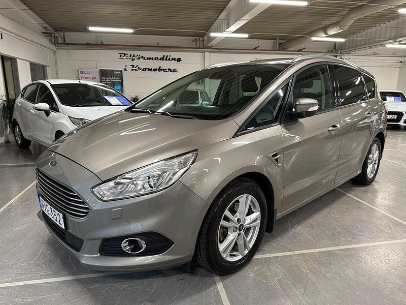 Grå Begagnad 2016 Ford S-MAX Trend Minibuss | 139 900 kr (Superpris) - Bild 1/4