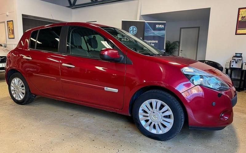 Röd Begagnad 2010 Renault Clio R.S. Halvkombi | 39 900 kr (Marknadspris) - Bild 1/4