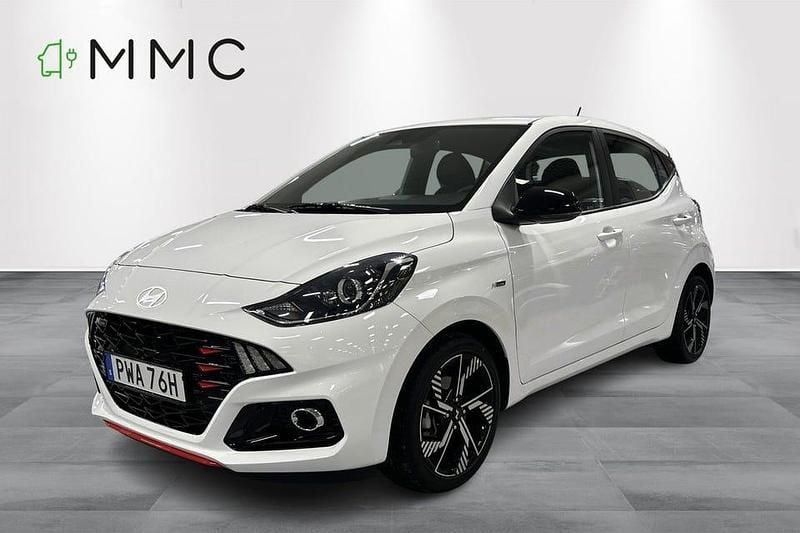 Vit Begagnad 2024 Hyundai i10 N Line Halvkombi | 164 000 kr (Marknadspris) - Bild 1/4