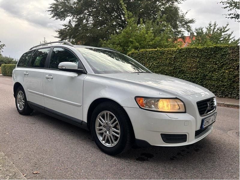 Vit Begagnad 2008 Volvo V50 Kinetic Kombi | 29 000 kr (Marknadspris) - Bild 1/4