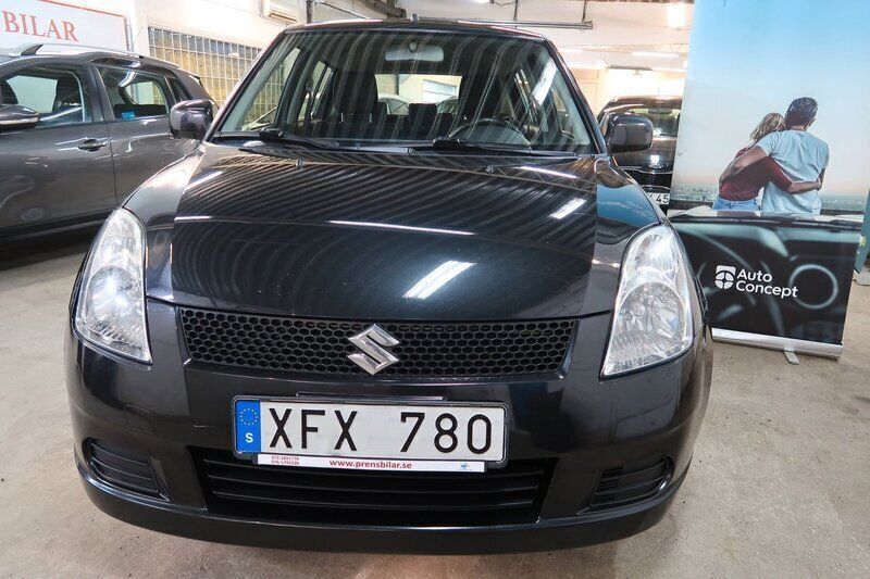 Svart Begagnad 2006 Suzuki Swift Halvkombi | 34 900 kr (Marknadspris) - Bild 1/4