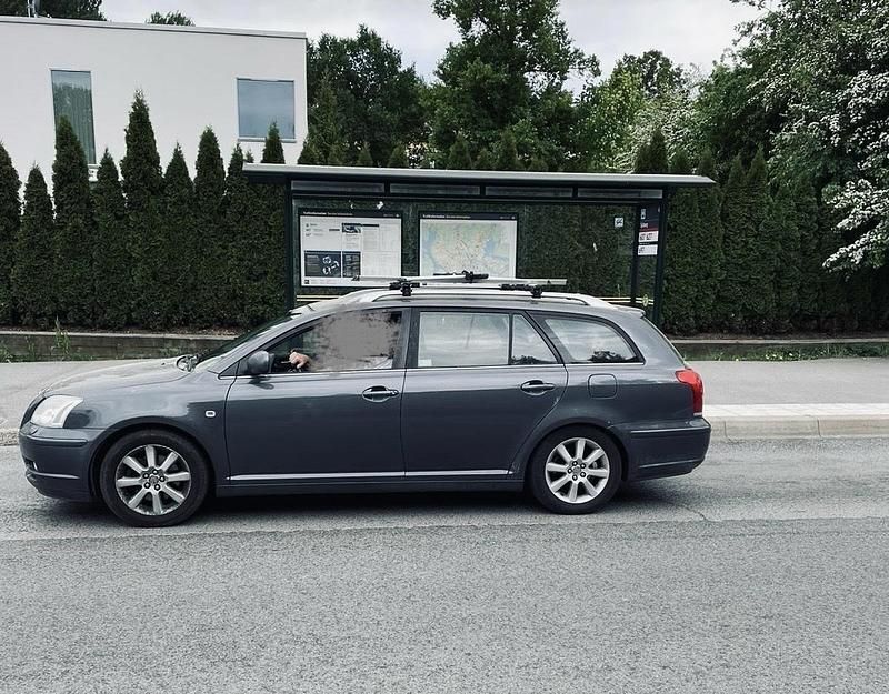 Grå Begagnad 2006 Toyota Avensis Kombi | 7 000 kr (Superpris) - Bild 1/4