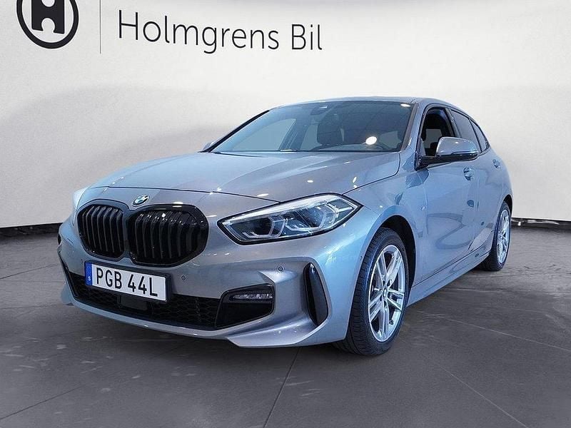 Grå Begagnad 2022 BMW 118 M Sport Halvkombi | 299 900 kr (Dyr) - Bild 1/4