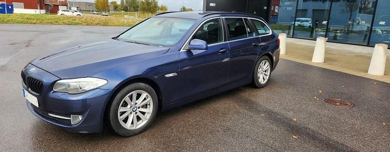 Blå Begagnad 2011 BMW 520 Kombi | 59 000 kr (Superpris) - Bild 1/3
