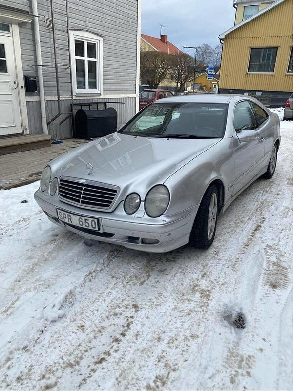 Grå Begagnad 2002 Mercedes CLK320 Elegance Sportkupé | 30 000 kr (Bra pris) - Bild 1/4
