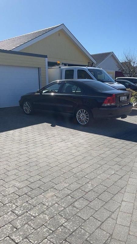 Svart Begagnad 2001 Volvo S60 Sedan | 42 000 kr (Dyr) - Bild 1/2