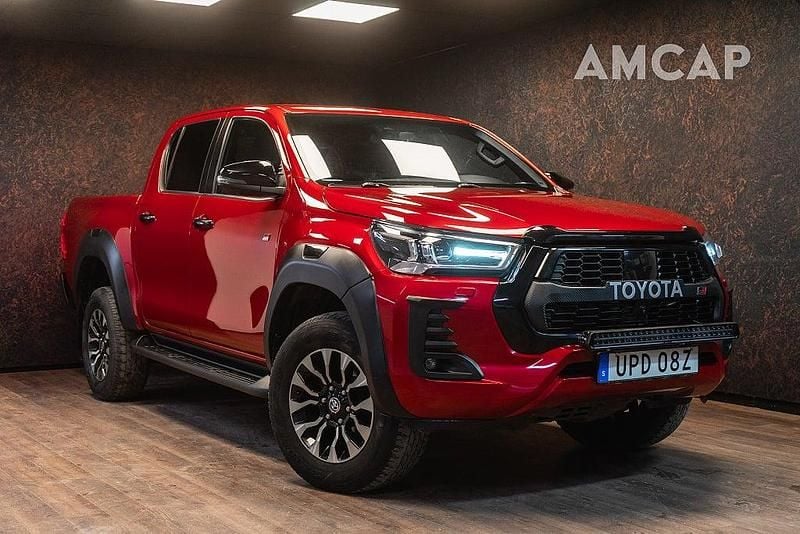 Röd Begagnad 2023 Toyota HiLux Sport Pickup | 599 500 kr (Marknadspris) - Bild 1/4