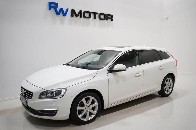 Vit Begagnad 2015 Volvo V60 Momentum Kombi | 99 800 kr (Superpris) - Bild 1/4