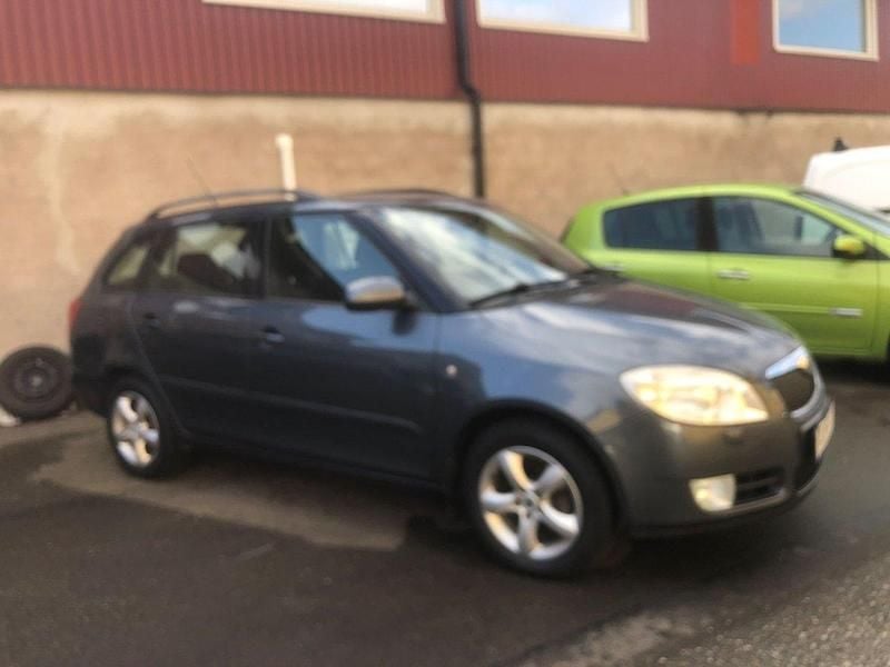 Mörkgrå (grå) Begagnad 2010 Skoda Fabia Halvkombi | 26 000 kr (Marknadspris) - Bild 1/4