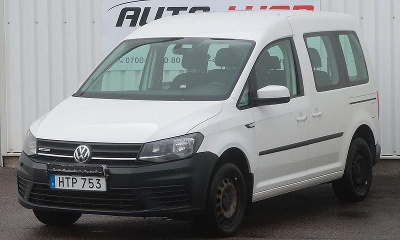 Vit Begagnad 2016 VW Caddy Minibuss | 86 900 kr - Bild 1/4