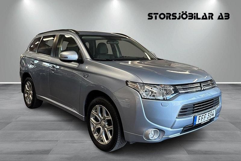 Ljusblå Begagnad 2014 Mitsubishi Outlander P-HEV SUV | 146 000 kr (Marknadspris) - Bild 1/4