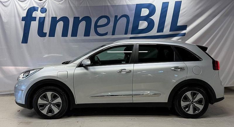 Grå Begagnad 2018 Kia Niro Advance SUV | 199 500 kr (Marknadspris) - Bild 1/4
