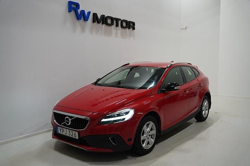 Begagnad Volvo V40 152 HK (111 kW) 2018 Röd Halvkombi