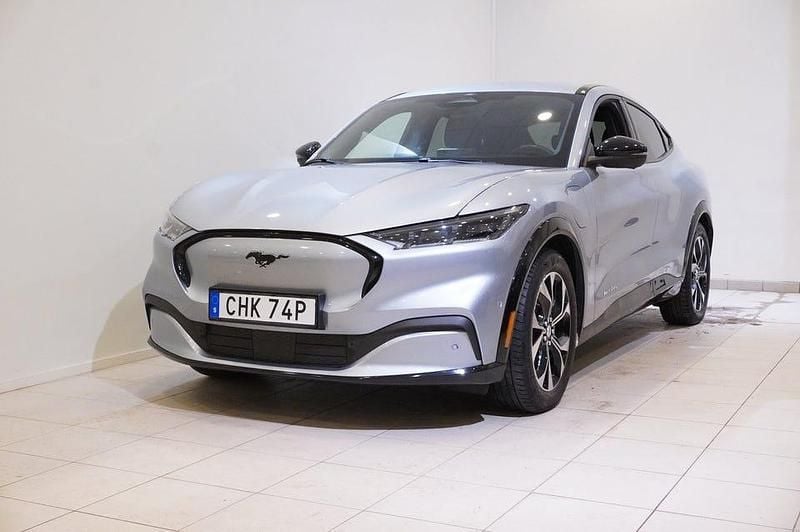 Iced blue silver metallic Begagnad 2022 Ford Mustang Mach-E Standard Range SUV | 349 800 kr (Superpris) - Bild 1/4