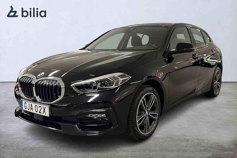 Svart Begagnad 2023 BMW 118 Halvkombi | 224 900 kr - Bild 1/1