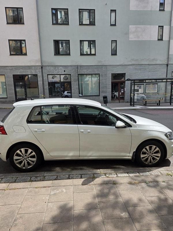 Vit Begagnad 2018 VW Golf VII Halvkombi | 125 000 kr (Bra pris) - Bild 1/4