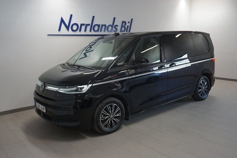 Svart (deep black pärleffekt) Begagnad 2022 VW Multivan Minibuss | 579 900 kr (Marknadspris) - Bild 1/4