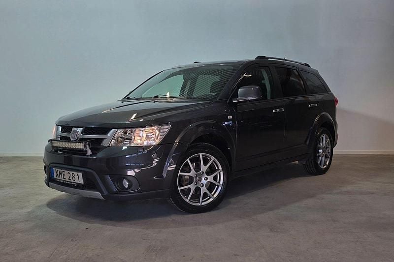 Grå Begagnad 2014 Fiat Freemont SUV | 102 900 kr (Marknadspris) - Bild 1/3