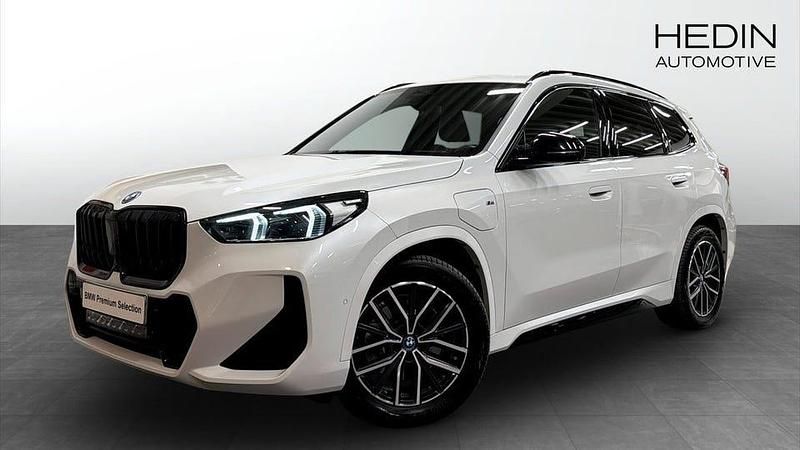 Vit Begagnad 2023 BMW X1 M Sport SUV | 438 700 kr - Bild 1/4