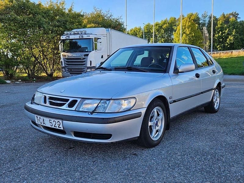 Grå Begagnad 2002 Saab 9-3 Halvkombi | 22 000 kr (Superpris) - Bild 1/4