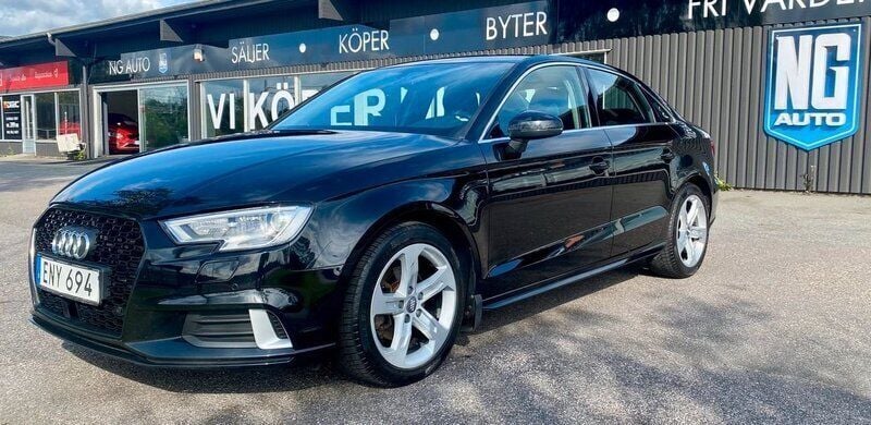 Svart Begagnad 2017 Audi A3 Comfort Sedan | 154 900 kr (Marknadspris) - Bild 1/4