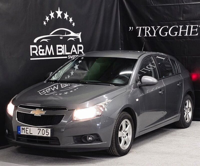 Grå Begagnad 2011 Chevrolet Cruze Halvkombi | 39 800 kr (Marknadspris) - Bild 1/4