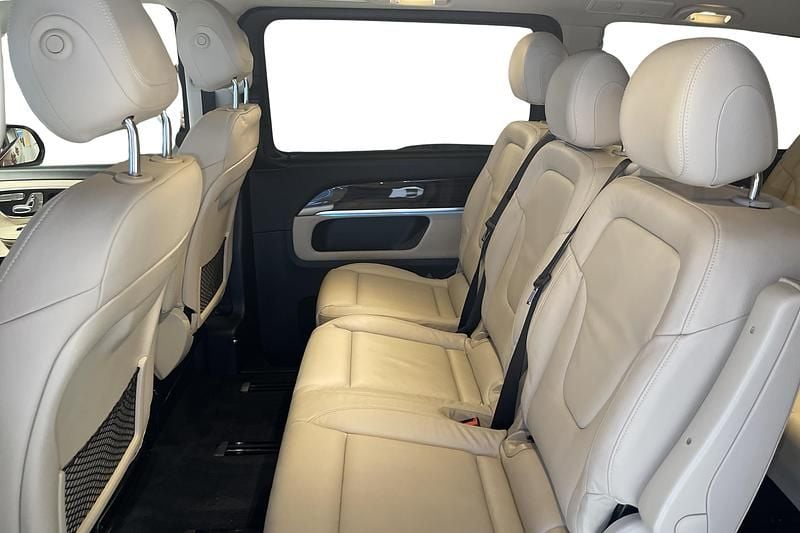 Begagnad Mercedes V300 239 HK (175 kW) 2023 Röd Minibuss