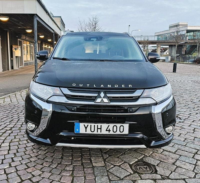 Svart Begagnad 2018 Mitsubishi Outlander P-HEV Comfort Edition SUV | 170 000 kr (Bra pris) - Bild 1/4