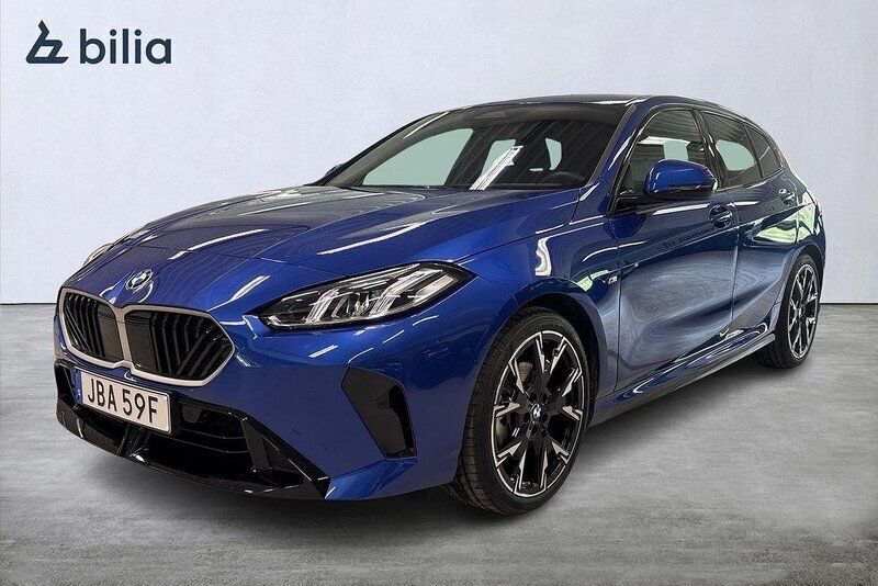 Blå Begagnad 2024 BMW 120 M Sport Halvkombi | 379 900 kr - Bild 1/3