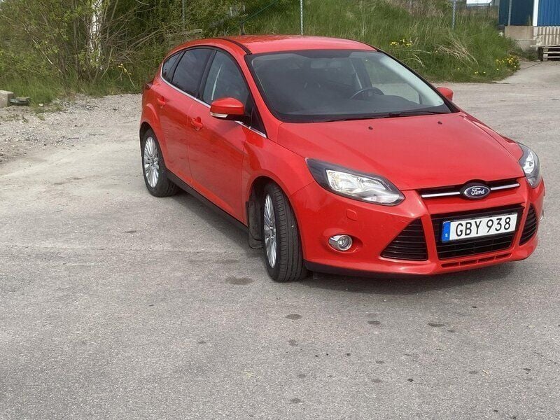Röd Begagnad 2013 Ford Focus Titanium Halvkombi | 45 000 kr (Bra pris) - Bild 1/4