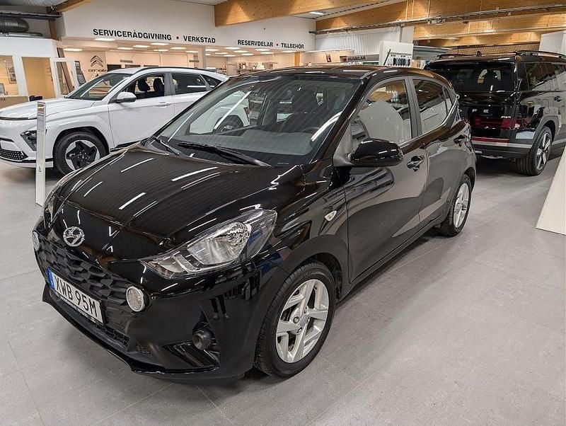 Svart Begagnad 2023 Hyundai i10 Essential Halvkombi | 134 900 kr (Bra pris) - Bild 1/4