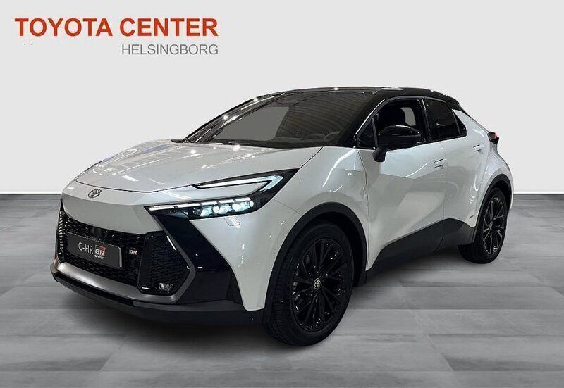Vit Ny 2024 Toyota C-HR Sport SUV | 518 400 kr (Dyr) - Bild 1/4