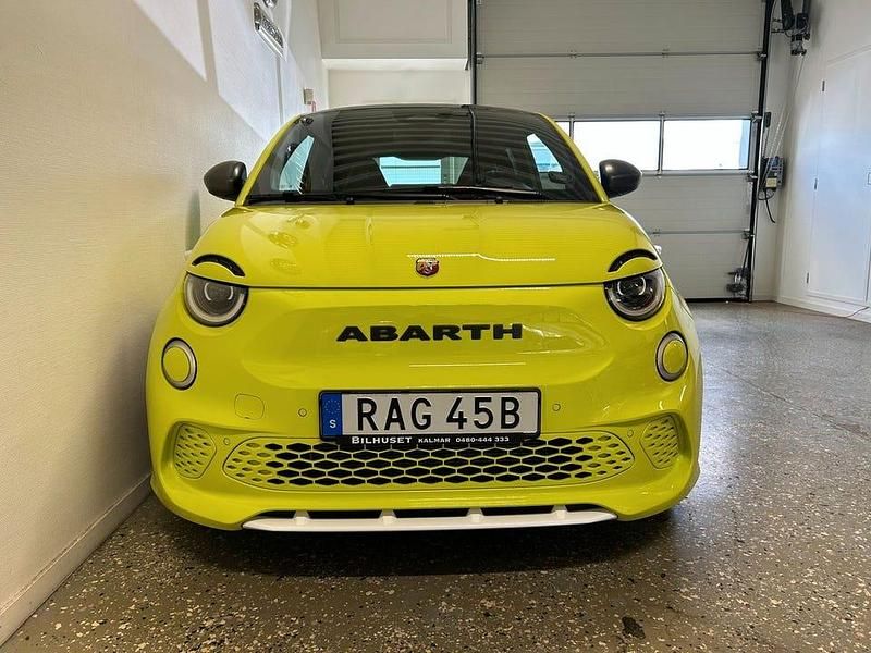 Begagnad Abarth 500e Scorpionissima 114 kW (155 HK) 2023 Grön Halvkombi