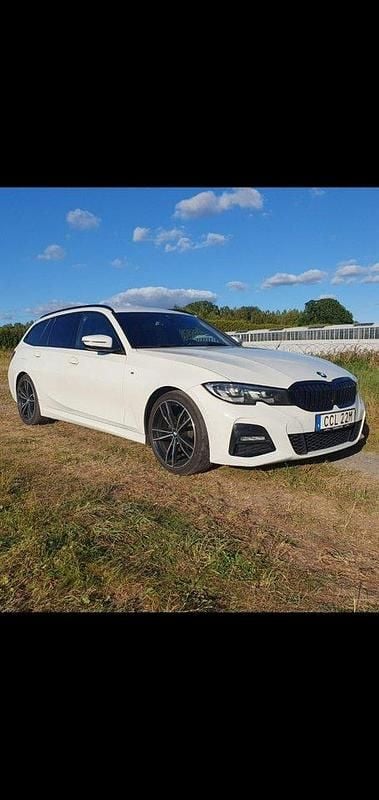 Vit Begagnad 2021 BMW 320 M Sport Kombi | 220 000 kr (Superpris) - Bild 1/4