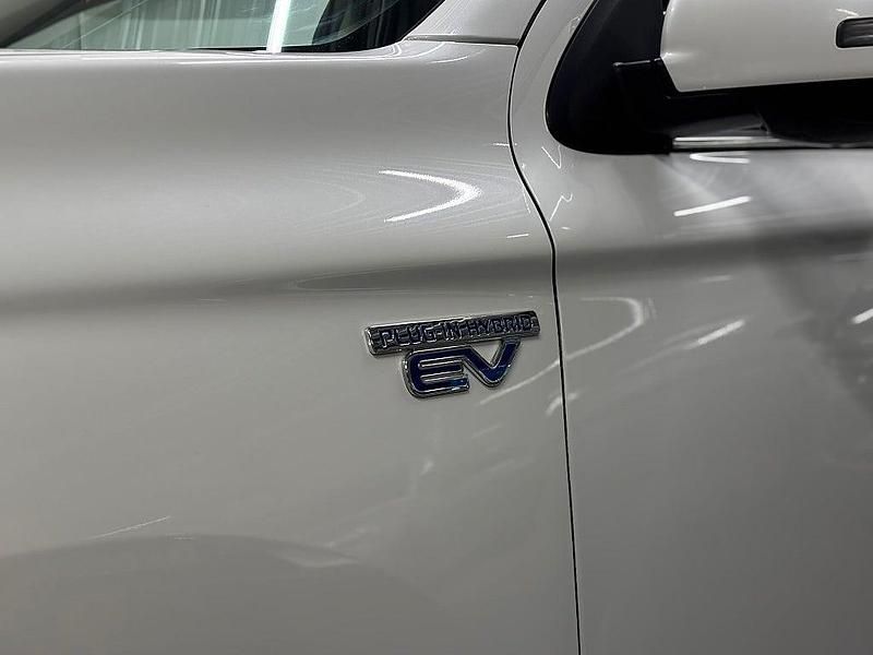 Begagnad Mitsubishi Outlander P-HEV 121 HK (88 kW) 2014 Vit SUV