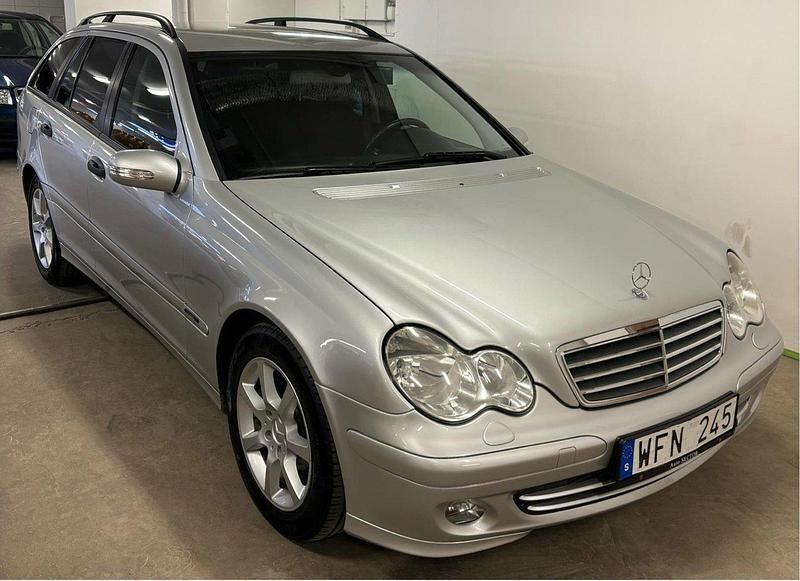 Silver Begagnad 2005 Mercedes C180 Kombi | 59 500 kr - Bild 1/4