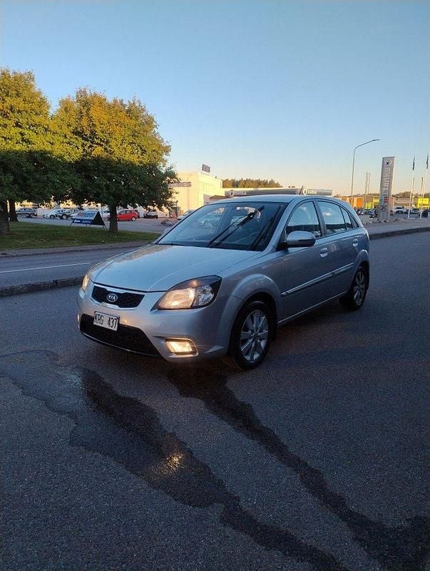 Silver Begagnad 2010 Kia Rio Sport Halvkombi | 34 900 kr (Bra pris) - Bild 1/4