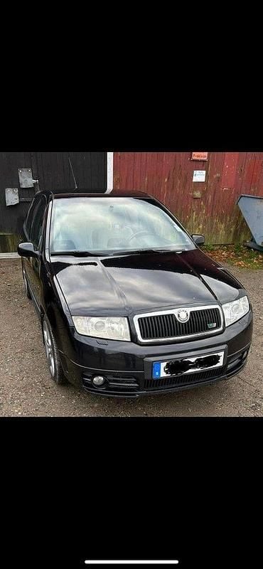 Svart Begagnad 2006 Skoda Fabia RS Halvkombi | 35 000 kr (Marknadspris) - Bild 1/4