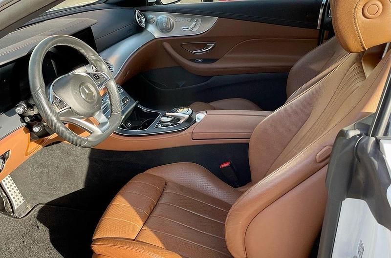 Vit Begagnad 2018 Mercedes E300 AMG line Cab | 420 000 kr (Marknadspris) - Bild 1/4