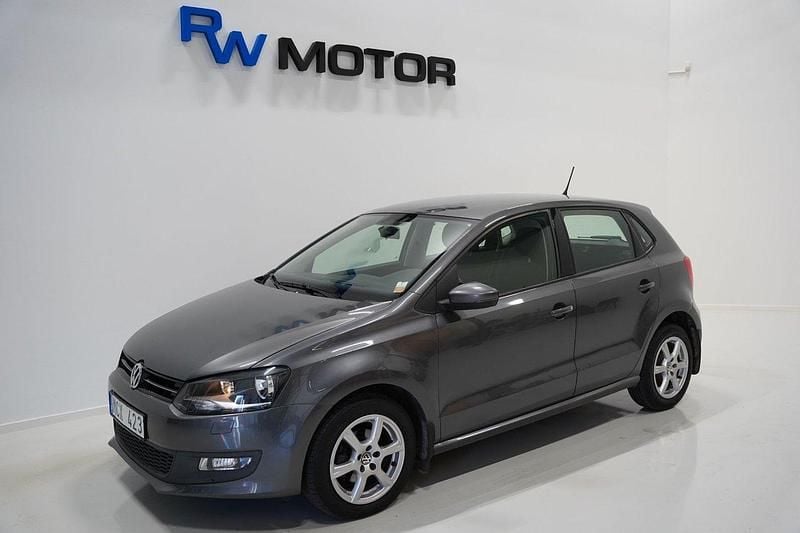 Mörkgrå Begagnad 2011 VW Polo Halvkombi | 79 800 kr (Marknadspris) - Bild 1/4