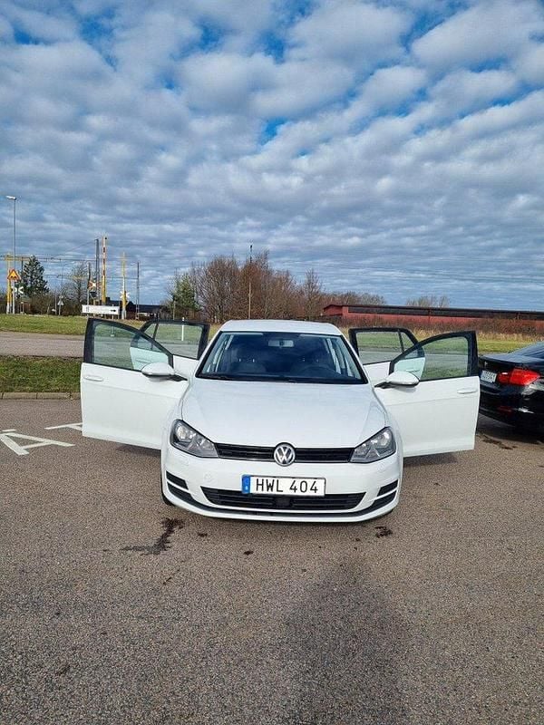 Vit Begagnad 2016 VW Golf VII Halvkombi | 119 999 kr (Marknadspris) - Bild 1/4