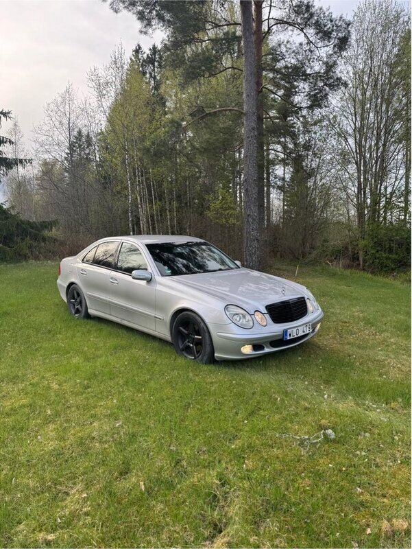 Silver Begagnad 2005 Mercedes E200 Sedan | 50 000 kr (Marknadspris) - Bild 1/3