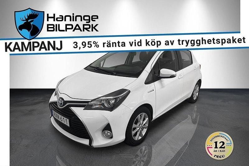 Vit Begagnad 2015 Toyota Yaris Hybrid Active Halvkombi | 144 900 kr (Marknadspris) - Bild 1/2