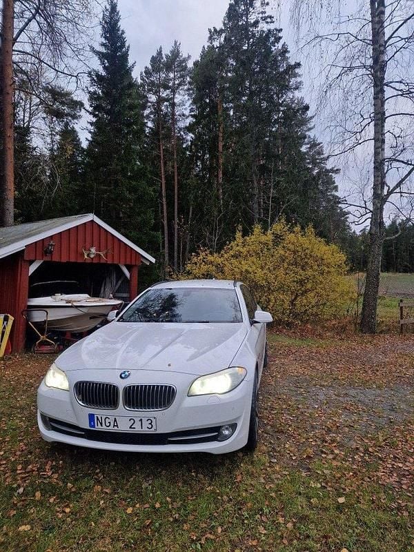 Vit Begagnad 2013 BMW 520 Kombi | 90 000 kr (Superpris) - Bild 1/4