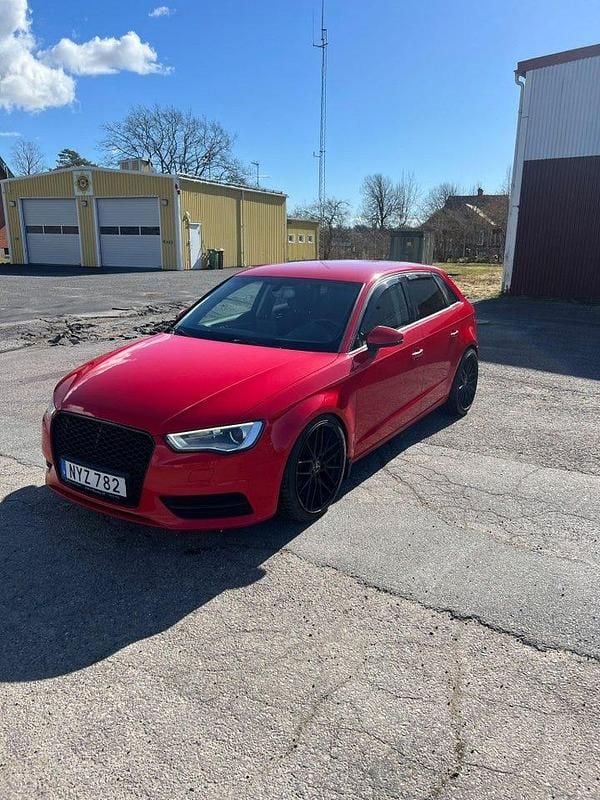 Röd Begagnad 2014 Audi A3 Sportback Halvkombi | 79 500 kr (Marknadspris) - Bild 1/4