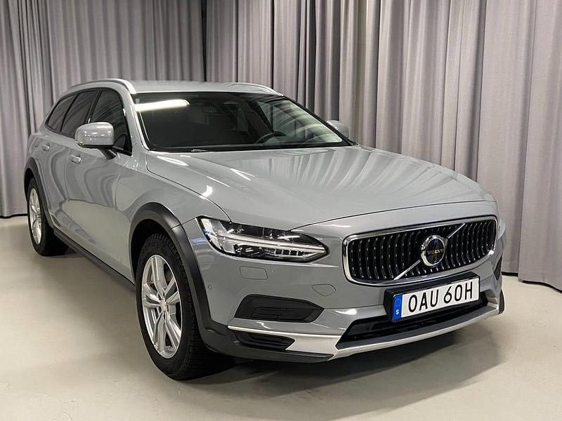 Grå Begagnad 2023 Volvo V90 CC Core Kombi | 429 900 kr (Marknadspris) - Bild 1/3