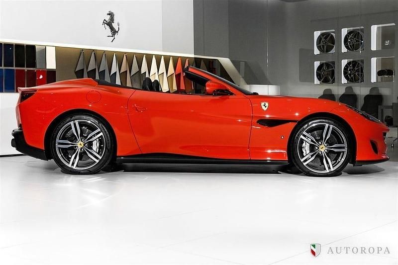 Begagnad Ferrari Portofino 600 HK (441 kW) 2019 Rosso corsa Cab