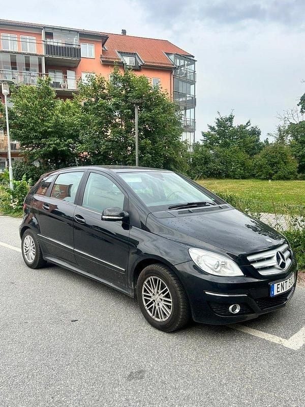 Svart Begagnad 2011 Mercedes B180 Minibuss | 64 000 kr (Marknadspris) - Bild 1/4