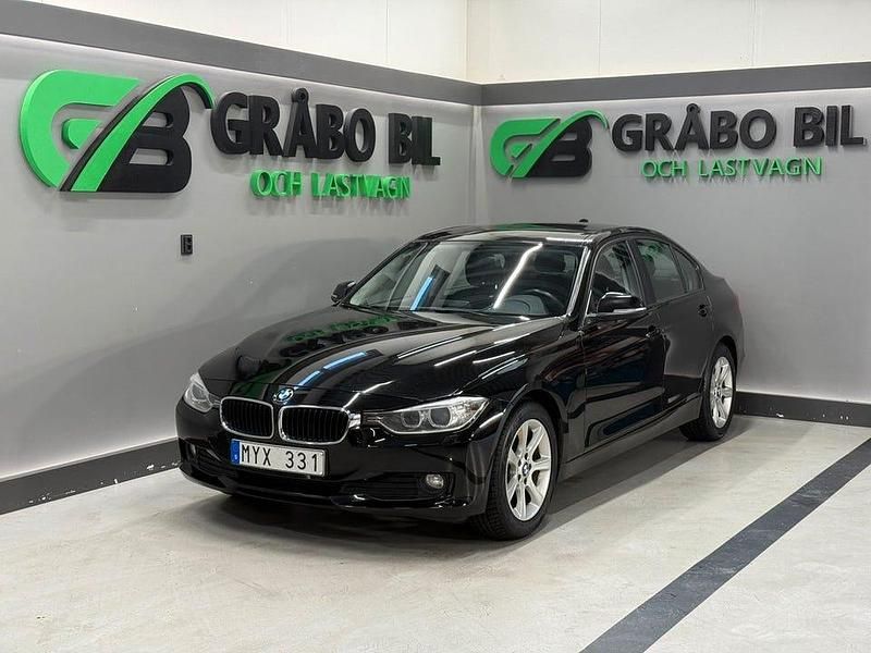 Svart Begagnad 2013 BMW 320 Sedan | 119 900 kr (Marknadspris) - Bild 1/4