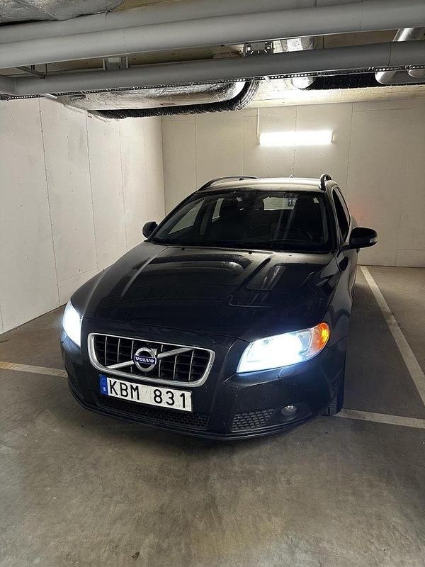 Grå Begagnad 2010 Volvo V70 Momentum Kombi | 50 000 kr - Bild 1/4